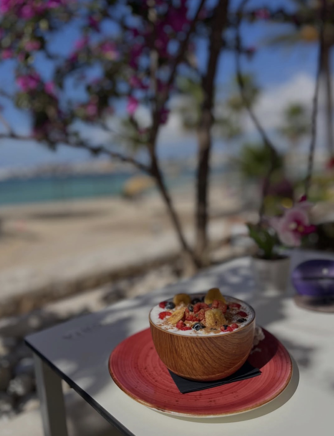 Açaí bowl con frutos rojos