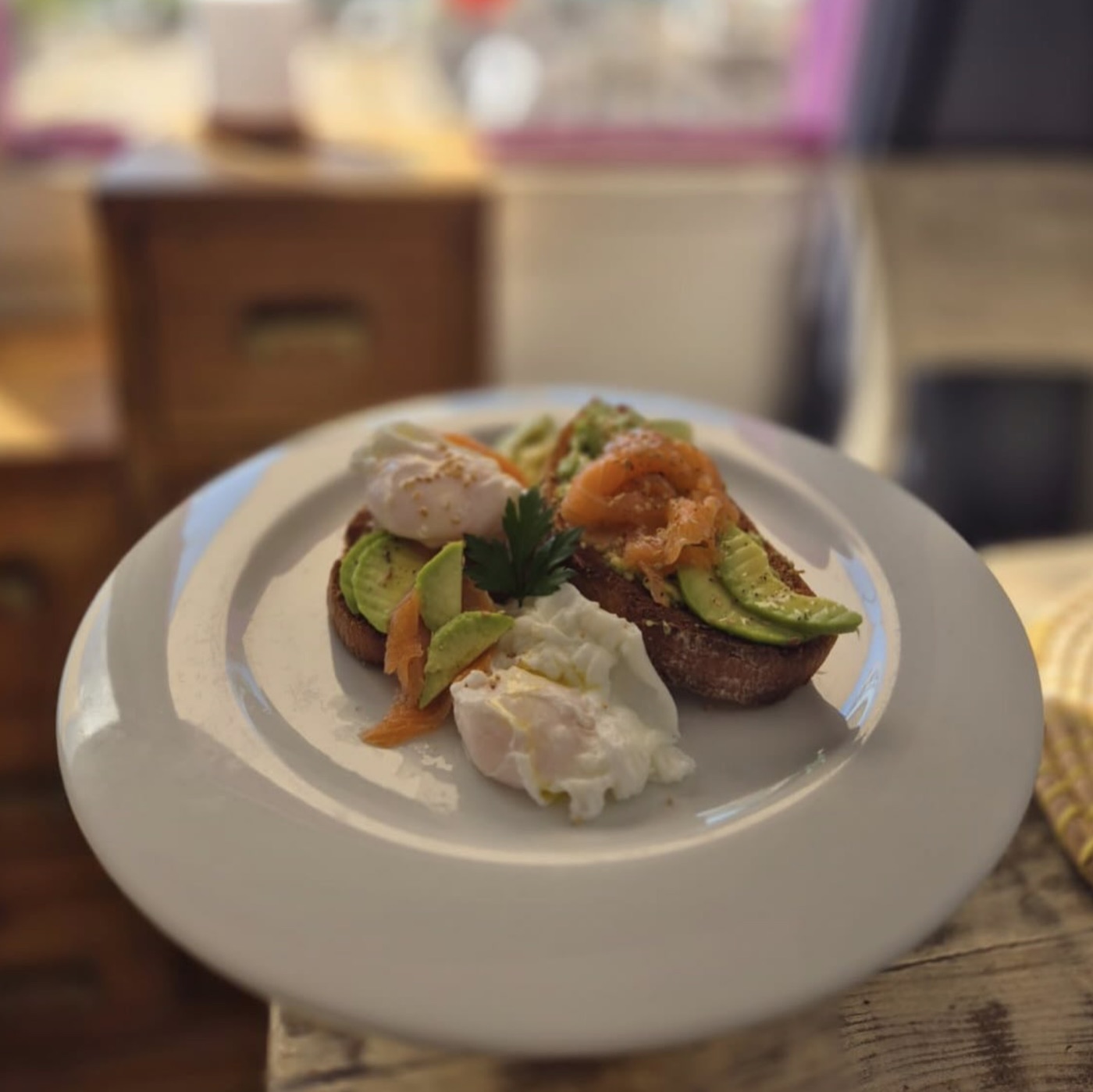 Tostada de aguacate, salmón y huevo poché