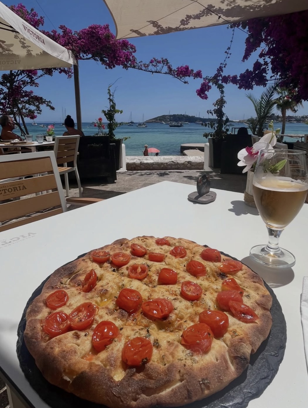 Mesa junto al mar con barricas de vino