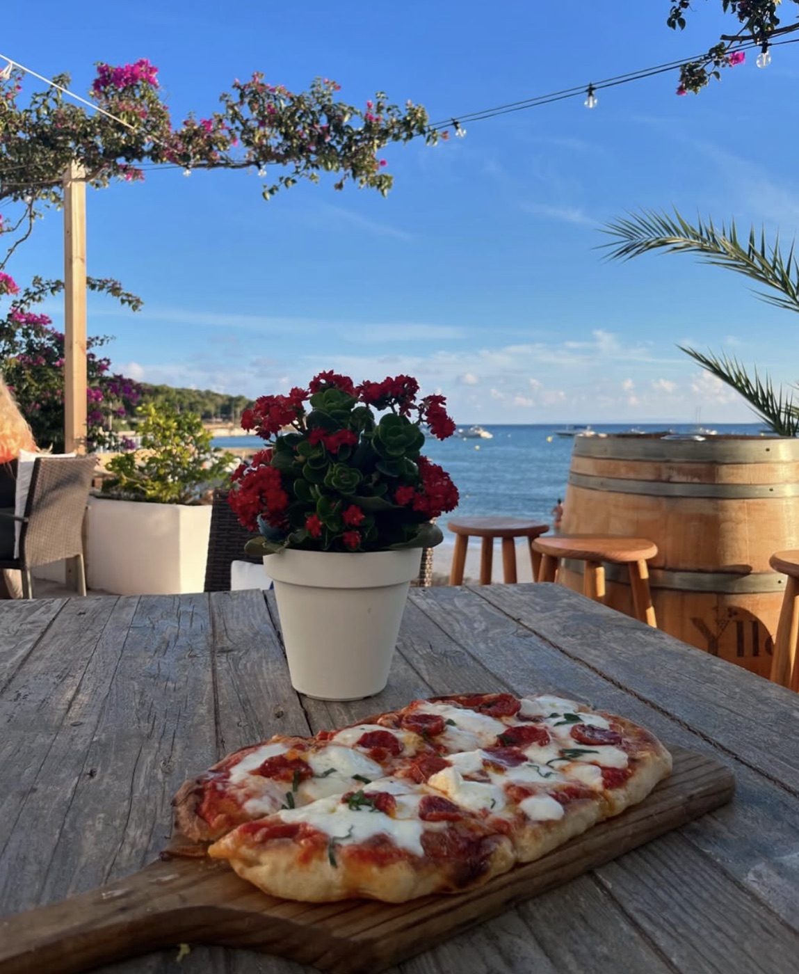 Mesa en la terraza frente al mar con vistas a la bahía