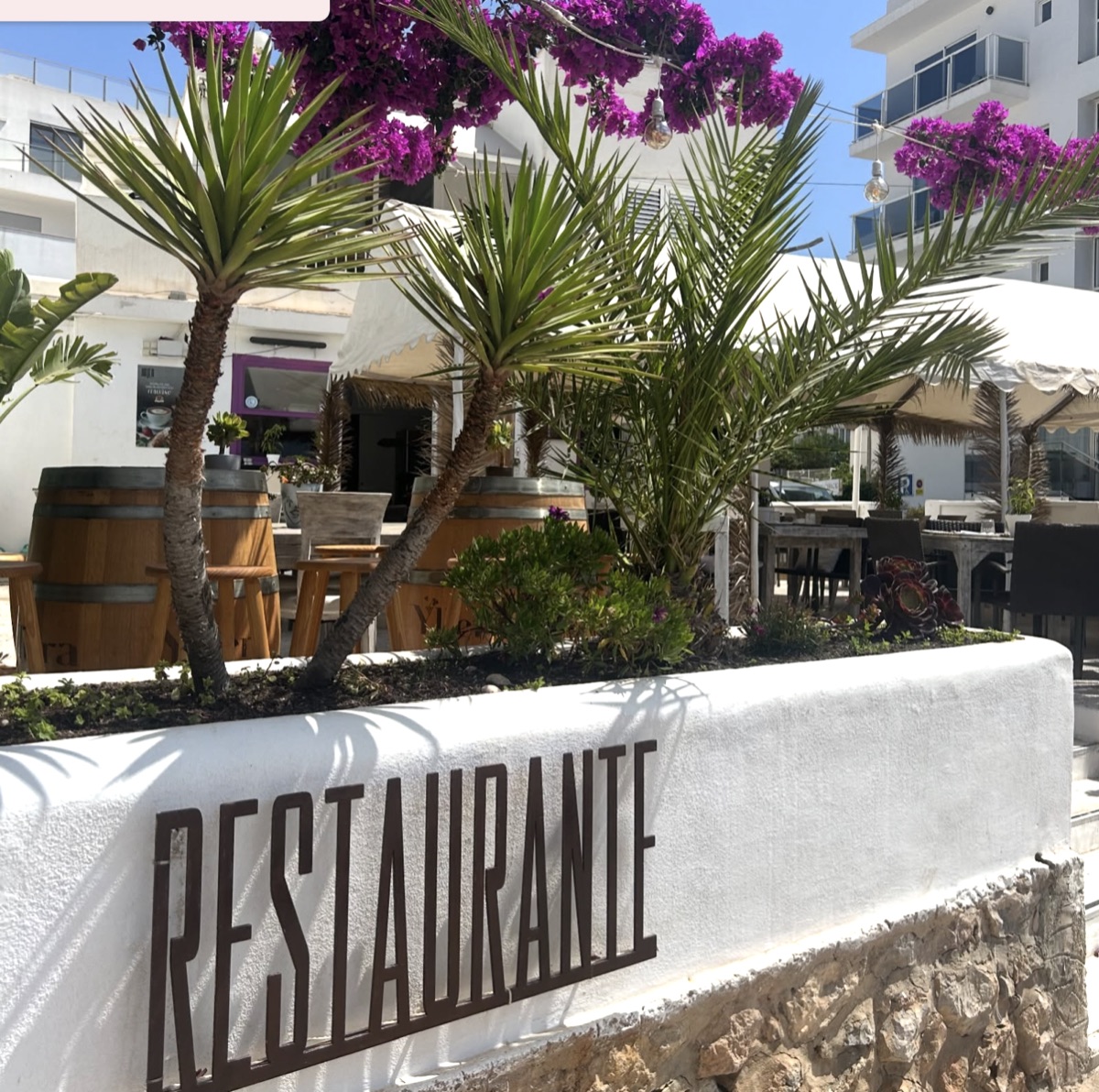 Entrada del restaurante frente al mar